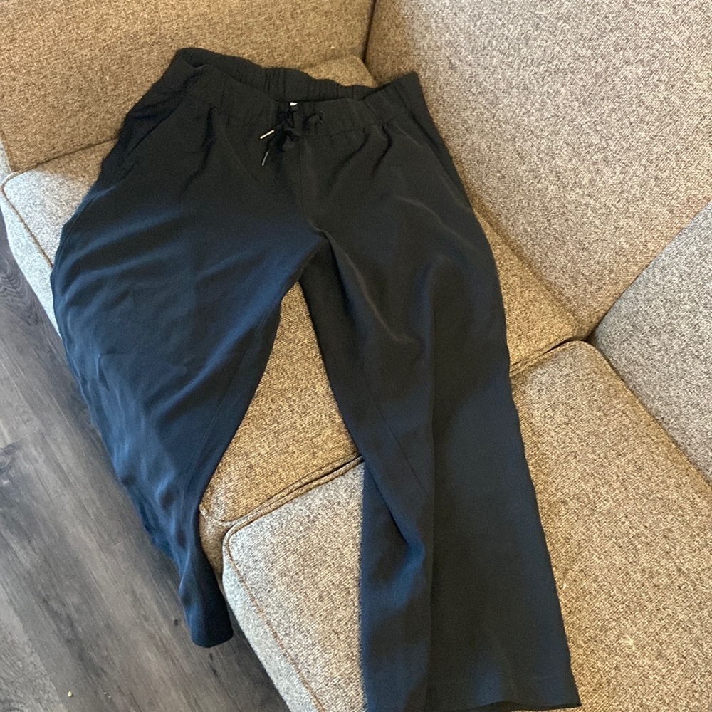 Lululemon black cropped wide leg pants in size 8